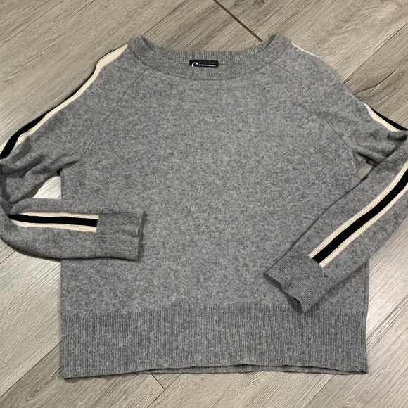 C by Bloomingdale’s 100% Cashmere Gray Sweater w/Stripes in the Sleeves size M - Picture 4 of 9